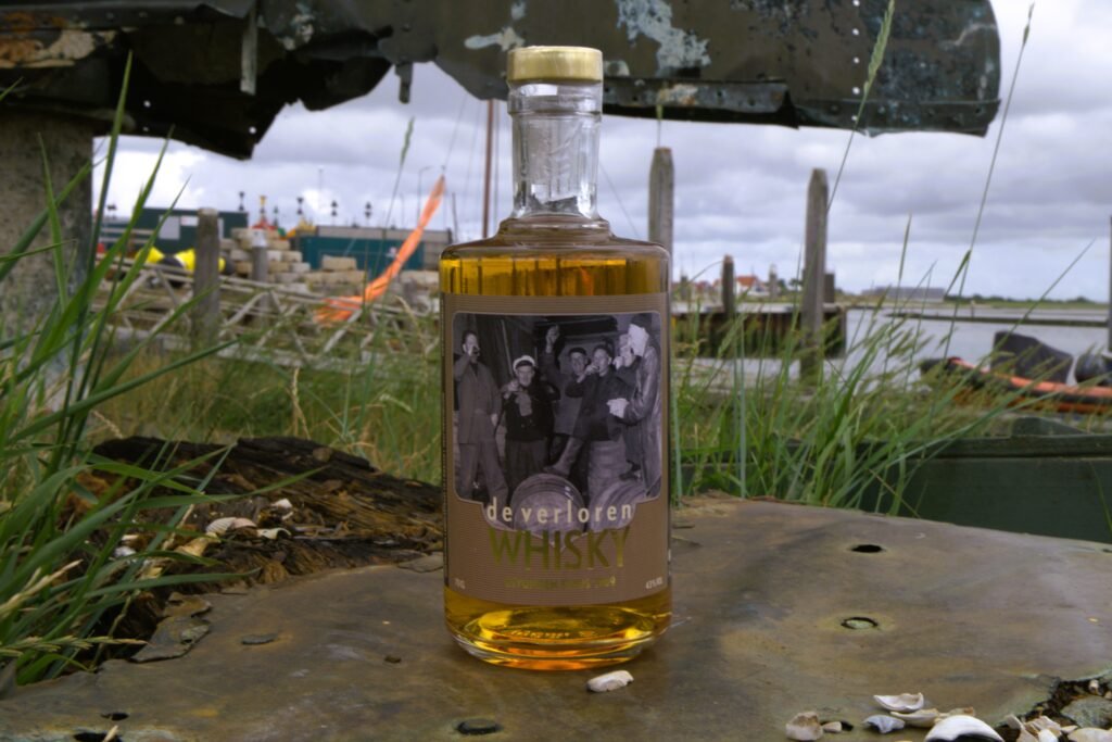 Een fles van De Verloren Whisky in de haven van Terschelling